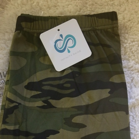 Last! PLUS SIZE Camo Print Infinity Raine Leggings - Picture 2 of 4